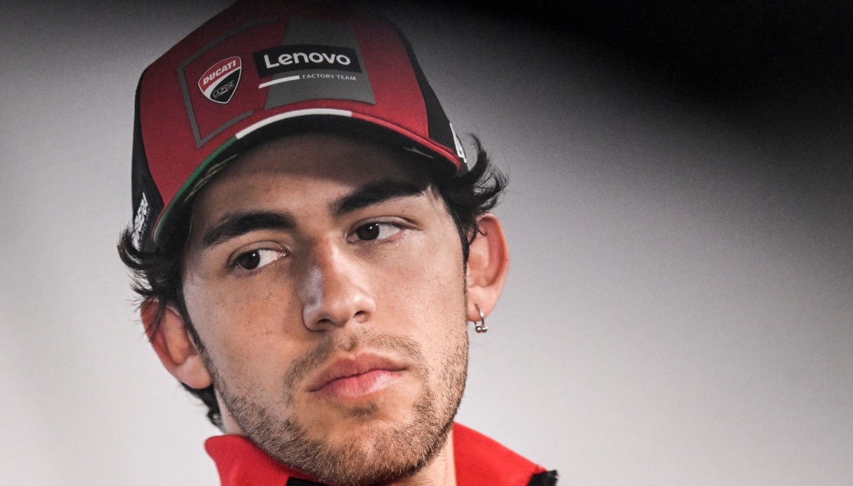 ducati,-enea-basstianini-reaches-out-his-hand-for-jerez