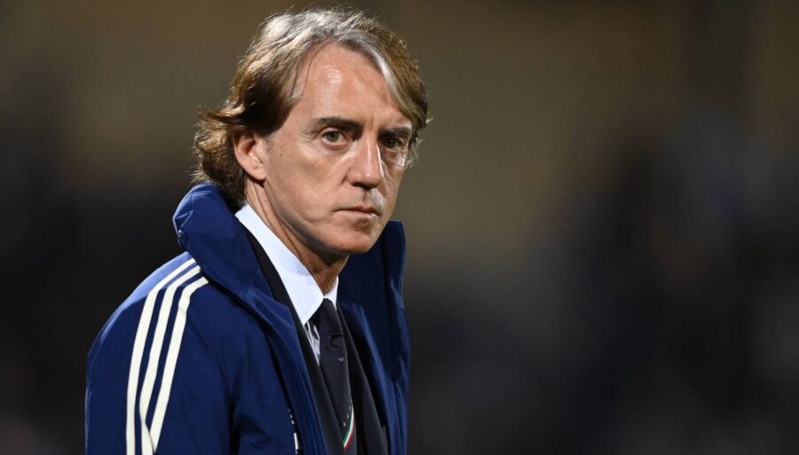 roberto-mancini-bows-in-spain