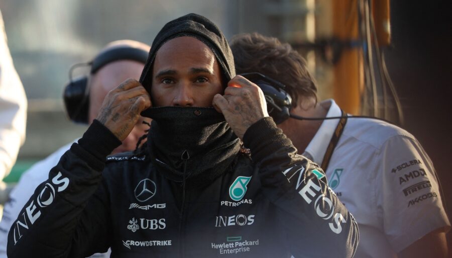 lewis-hamilton:-message-to-max-verstappen-after-q1-battle