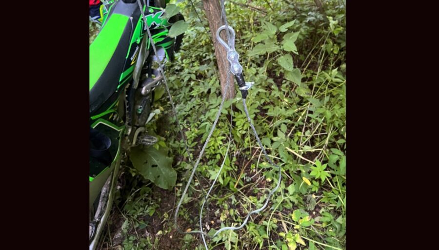 enduro,-near-tragedy-over-steel-noose-on-dirt-track