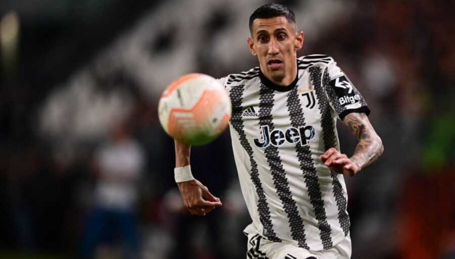 angel-di-maria-removes-a-few-pebbles-from-his-shoes