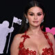 selena-gomez-looks-scared-during-olivia-rodrigo’s-fake-stage-malfunction-at-the-vmas:-watch