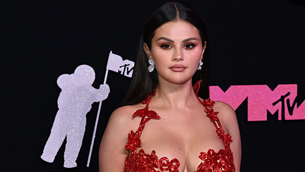 selena-gomez-looks-scared-during-olivia-rodrigo’s-fake-stage-malfunction-at-the-vmas:-watch