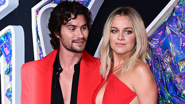 kelsea-ballerini-&-boyfriend-chase-stokes-twin-in-red-at-2023-mtv-vmas:-photo