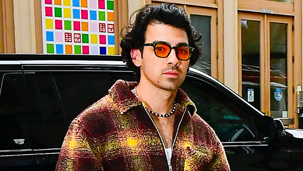 joe-jonas-holds-hands-with-daughter-willa,-3,-in-nyc-amid-sophie-turner-divorce