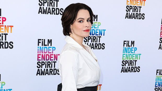 ‘schitt’s-creek’-star-emily-hampshire-apologizes-after-she’s-slammed-for-johnny-depp-and-amber-heard-costumes