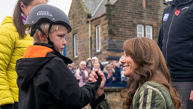 kate-middleton-consoles-child-who-fell-off-their-bike-during-visit-to-local-school:-photos