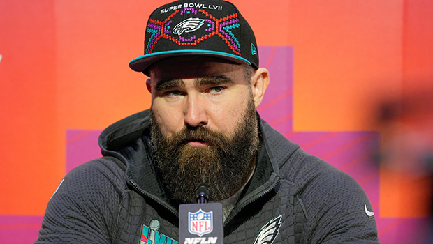 jason-kelce-welcomed-as-‘taylor’s-boyfriend’s-brother’-at-chicago-hot-dog-spot