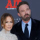 jennifer-lopez-&-ben-affleck-get-cozy-while-shopping-for-furniture:-photos