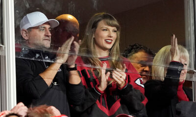 taylor-swift-&-her-dad-scott-cheer-on-travis-kelce-at-chiefs-vs.-patriots-game:-photos