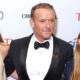 tim-mcgraw’s-daughters-hilariously-react-to-one-of-his-early-photoshoots:-‘it’s-iconic’