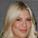 tori-spelling-chats-with-mystery-man-during-holiday-shopping-with-daughter