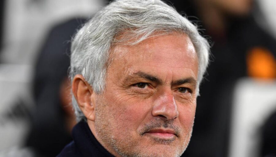 jose-mourinho-bows-before-juventus