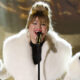 kelly-clarkson-says-she’s-getting-put-into-‘tight-s**t’-after-she-‘lost-weight’