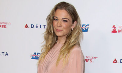 leann-rimes’-health:-what-to-know-about-her-vocal-cord-issues,-cancer-scare,-&-more