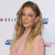 leann-rimes’-health:-what-to-know-about-her-vocal-cord-issues,-cancer-scare,-&-more