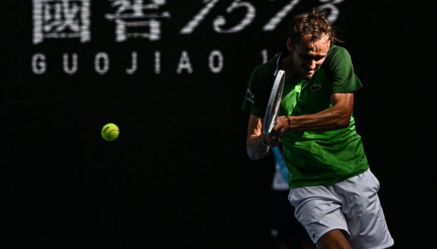 australian-open,-daniil-medvedev-folds-hubert-hurkacz-and-flies-to-semifinals