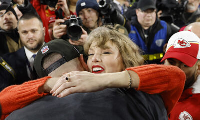 taylor-swift-appears-to-say-‘i-love-you’-to-travis-kelce-during-sweet-pda-moment-on-the-field