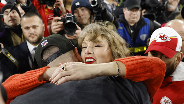 taylor-swift-appears-to-say-‘i-love-you’-to-travis-kelce-during-sweet-pda-moment-on-the-field