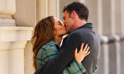 ben-affleck-&-jennifer-lopez-passionately-make-out-in-la.-amid-her-documentary-release:-photos