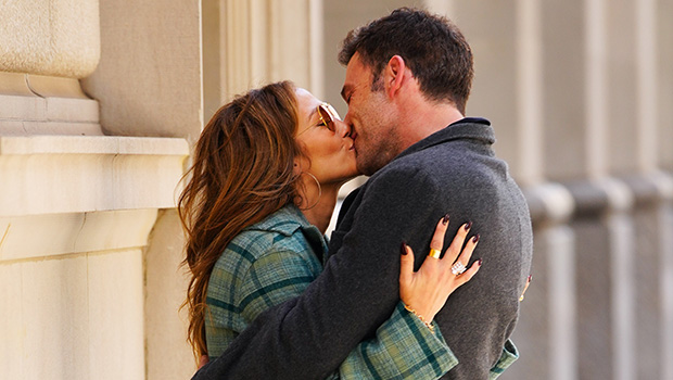 ben-affleck-&-jennifer-lopez-passionately-make-out-in-la.-amid-her-documentary-release:-photos