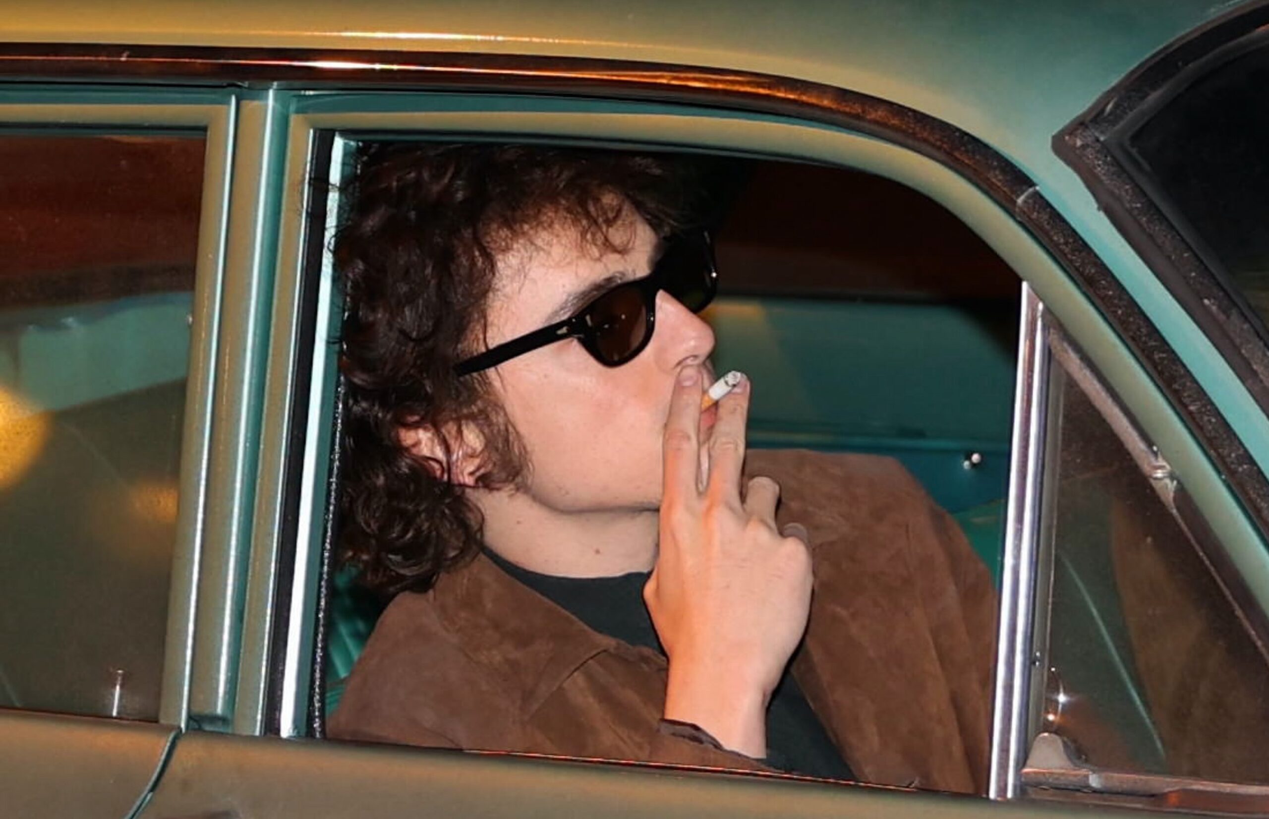 timothee-chalamet-smokes-a-cigarette-on-the-set-of-bob-dylan-movie-in-new-video