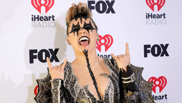 jojo-siwa-exudes-kiss-vibes-in-black-outfit-at-2024-iheartradio-music-awards:-photos