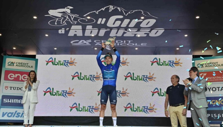 alexey-lutsenko-wins-the-tour-of-abruzzo