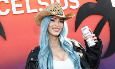 megan-fox-shows-off-blue-hair-with-thigh-high-heels-at-coachella-celsius-event:-photos