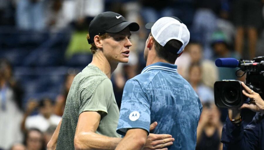 us-open,-jannik-sinner-sweeps-tommy-paul-in-three-sets:-he’s-in-the-quarters