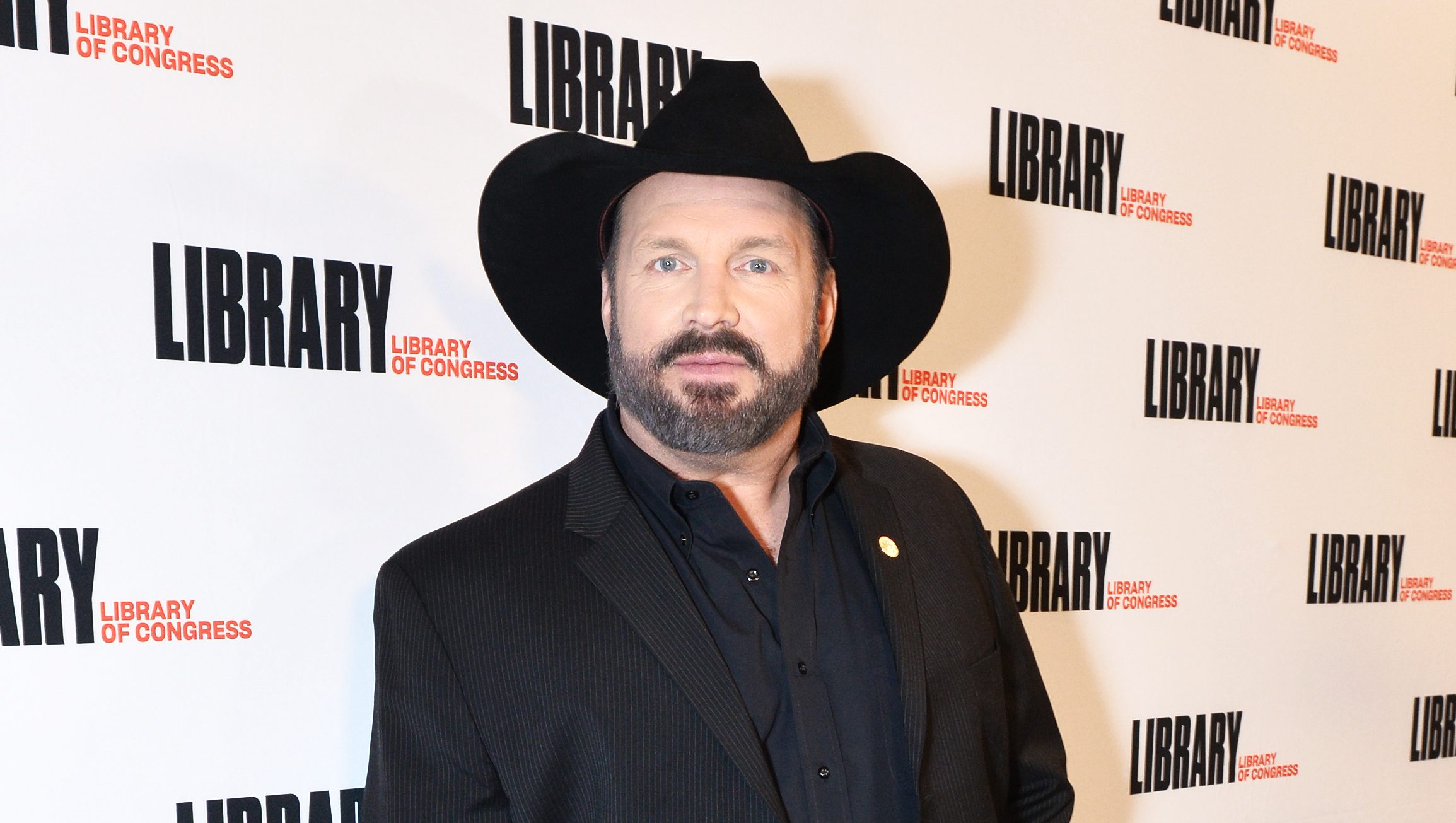 garth-brooks-lawsuit:-makeup-artist-accuses-singer-of-sexual-assault