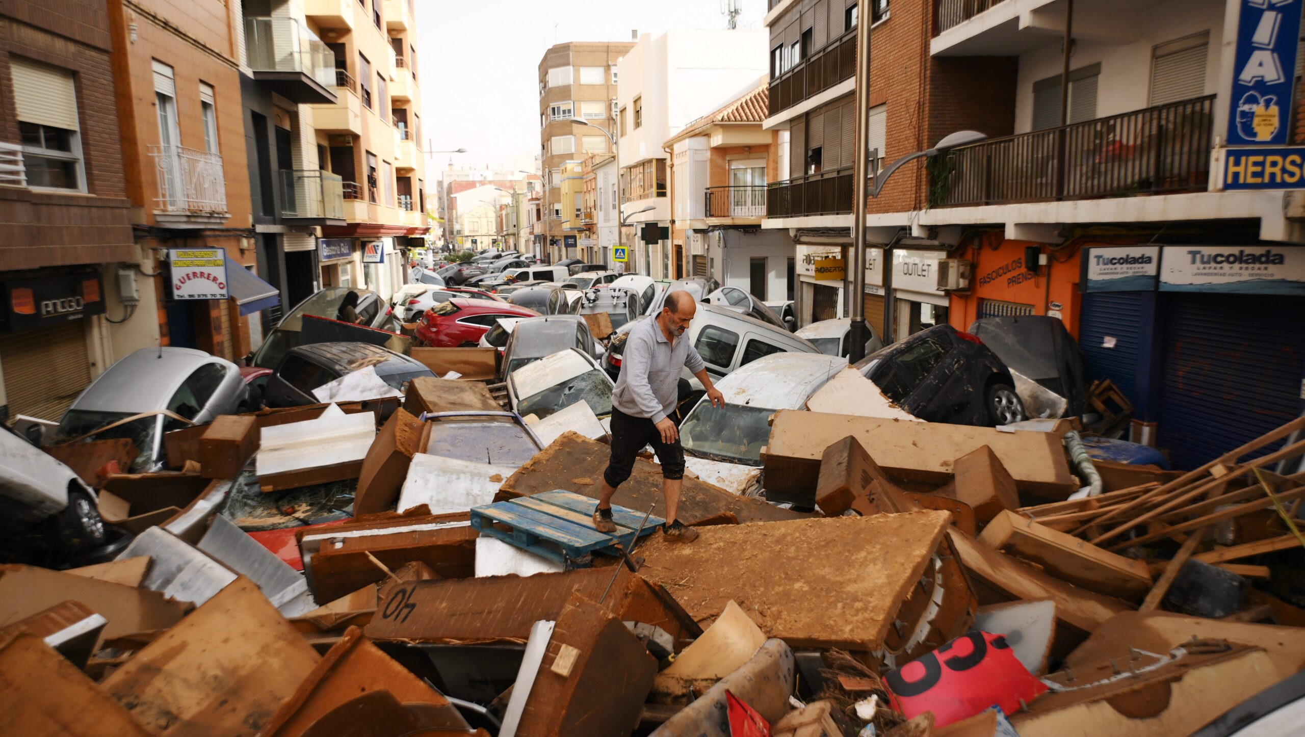 spain-flooding:-latest-updates-following-flash-floods-in-valencia