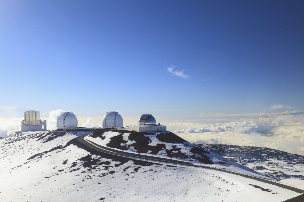 winter-in-hawaii:-mauna-kea-summit-receives-its-first-snow-of-the-season