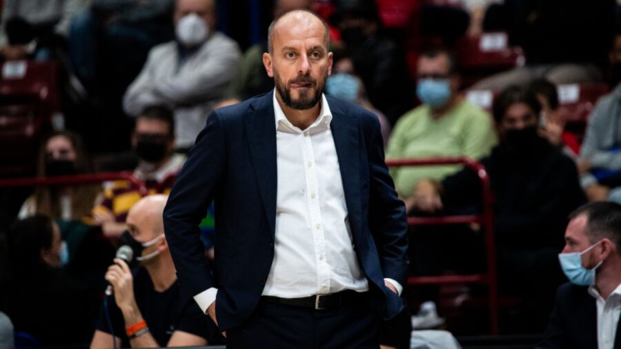 demis-cavina-asks-way-to-varese