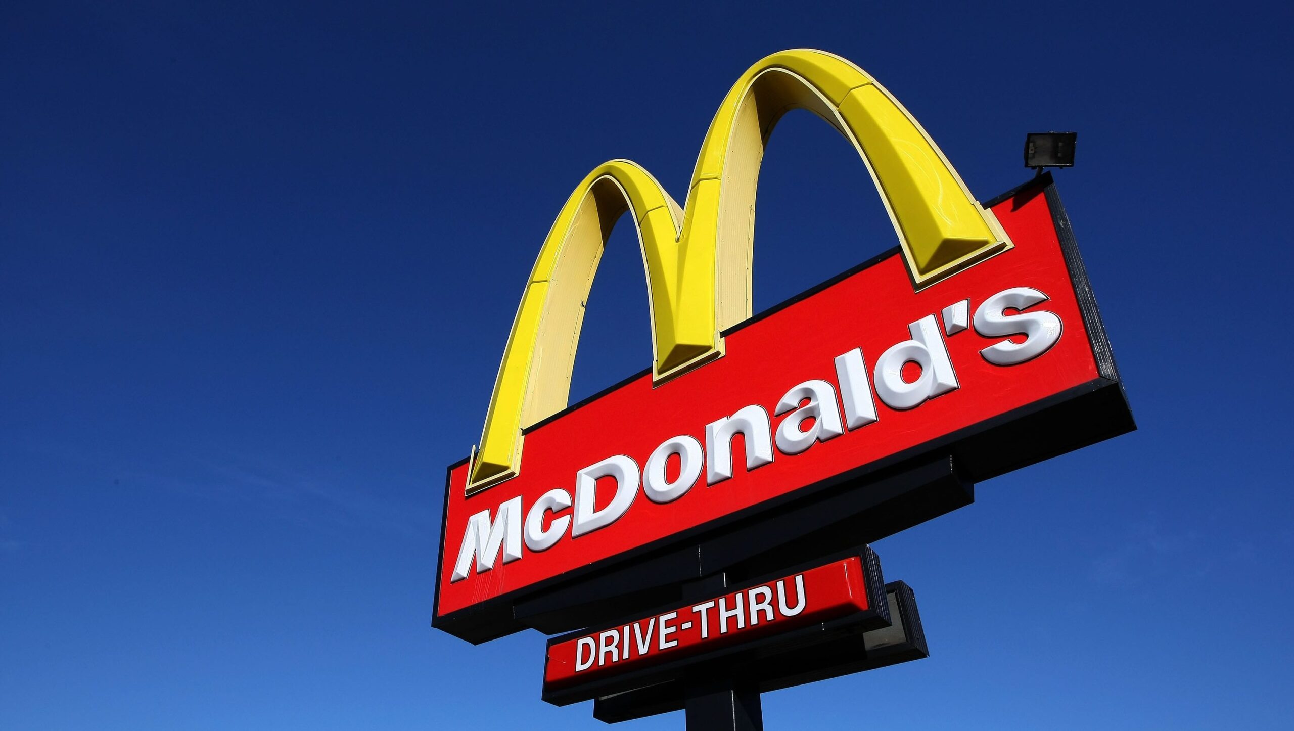 fast-food-restaurants-open-on-christmas-day:-mcdonald’s,-starbucks-&-more