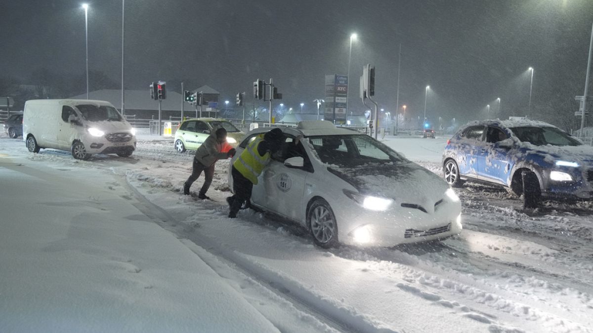 heavy-snowfall-causes-airport-closures-in-the-uk