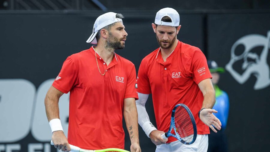 bolelli-vavassori-duo-ahead-in-doubles,-passaro-stops