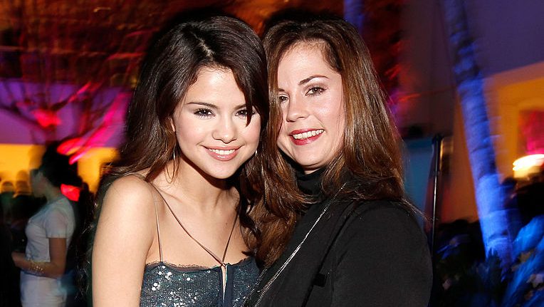 selena-gomez’s-parents:-everything-to-know-about-her-dad,-mom,-&-stepdad-brian