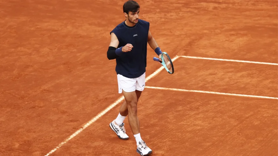 lorenzo-musetti-beats-medvedev-and-the-rain:-he’s-in-the-quarters-in-rome