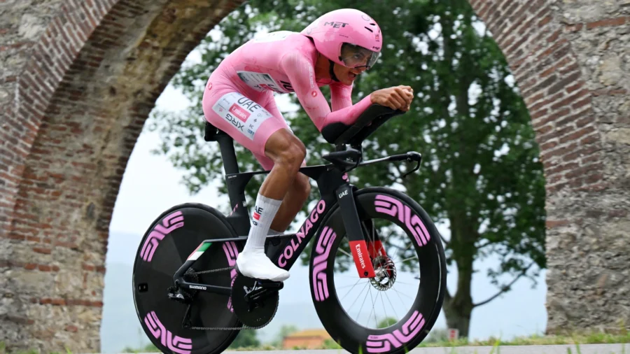 giro-2025,-isaac-del-toro-enjoys-the-pink-jersey-and-reveals-a-backstory