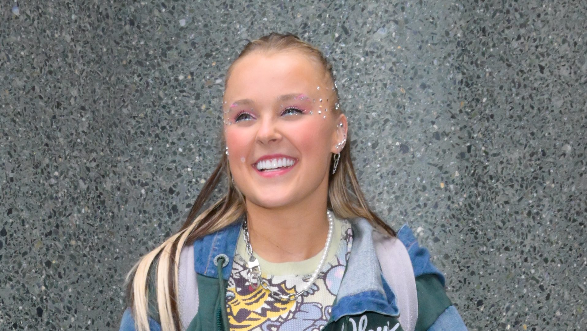 are-jojo-siwa-&-chris-hughes-dating?-get-update