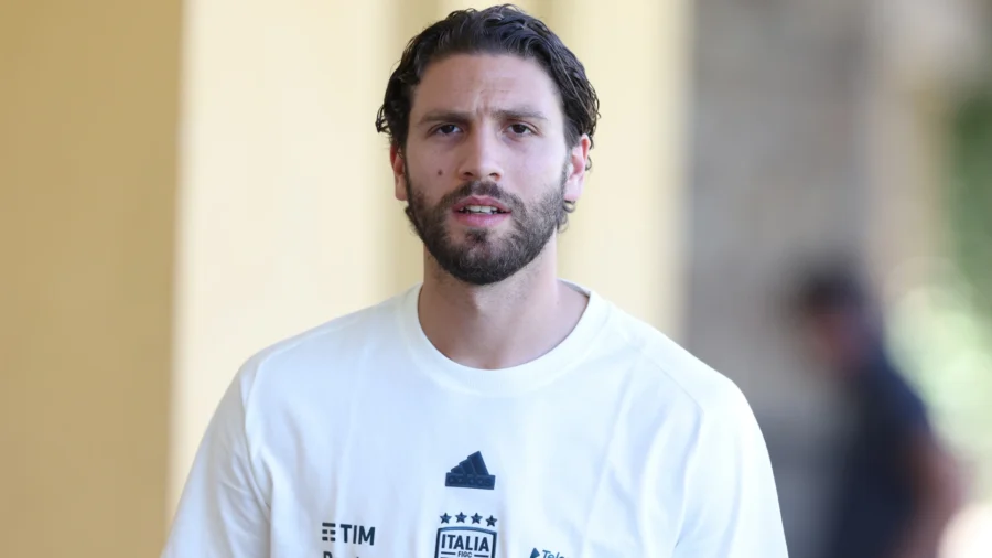 manuel-locatelli-forced-to-leave-italy's-training-camp